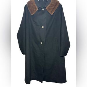Vintage women’s fur collar coat. Chest is 42 inches. Good pre-loved condition